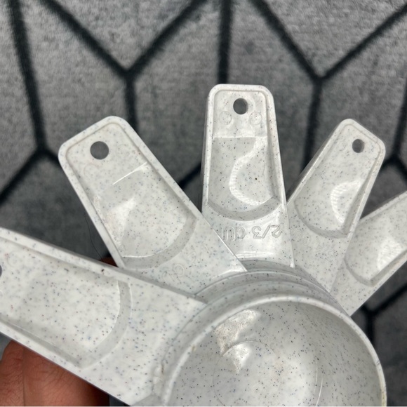 Tupperware Paprika Red Snack Tray, Deli Meat Bacon Keeper, Measuring Cups X - Picture 13 of 15